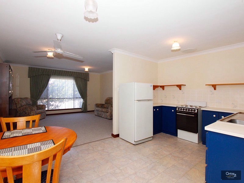 2/133 Railway Avenue, Kelmscott WA 6111