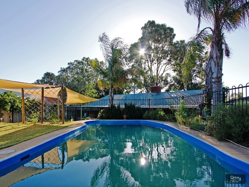 6 Deakin Court, Kelmscott WA 6111