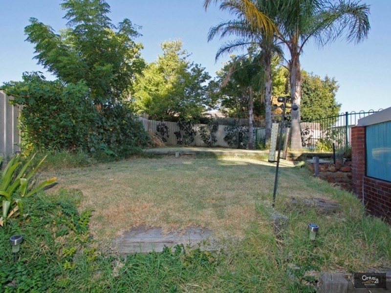 6 Deakin Court, Kelmscott WA 6111