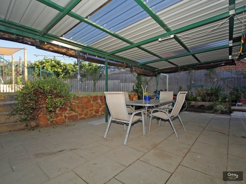 6 Deakin Court, Kelmscott WA 6111