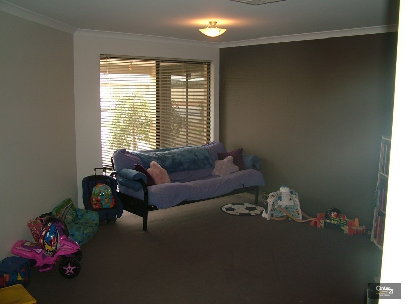 126 Seville Drive, Seville Grove WA 6112