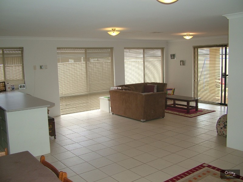 126 Seville Drive, Seville Grove WA 6112