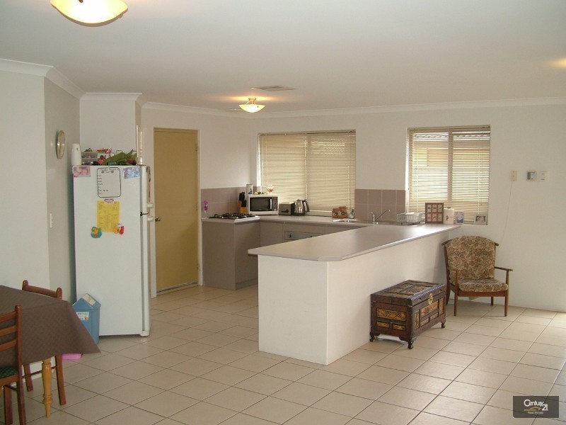 126 Seville Drive, Seville Grove WA 6112