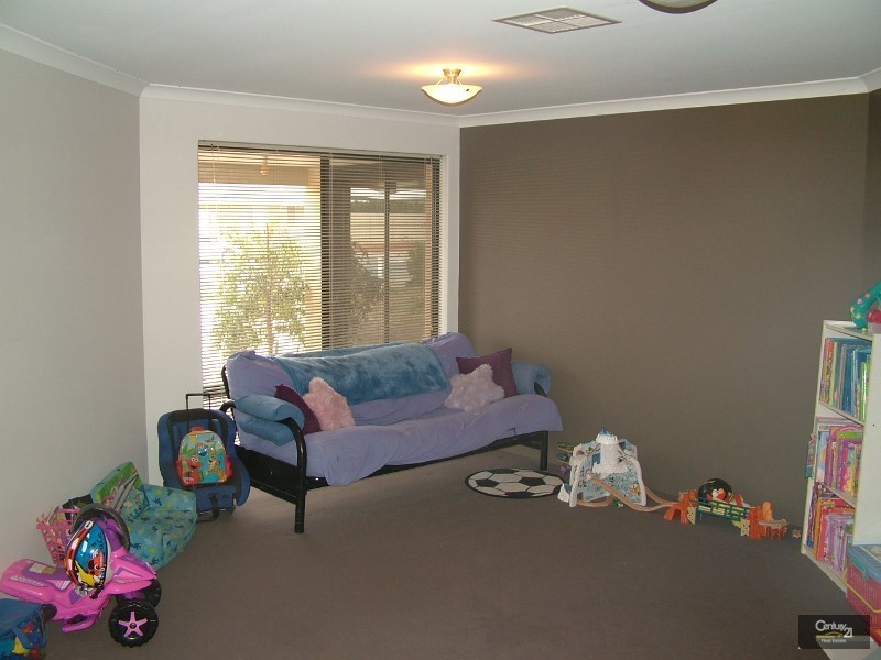 126 Seville Drive, Seville Grove WA 6112