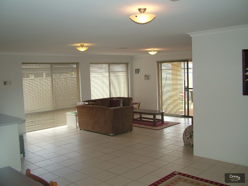 126 Seville Drive, Seville Grove WA 6112