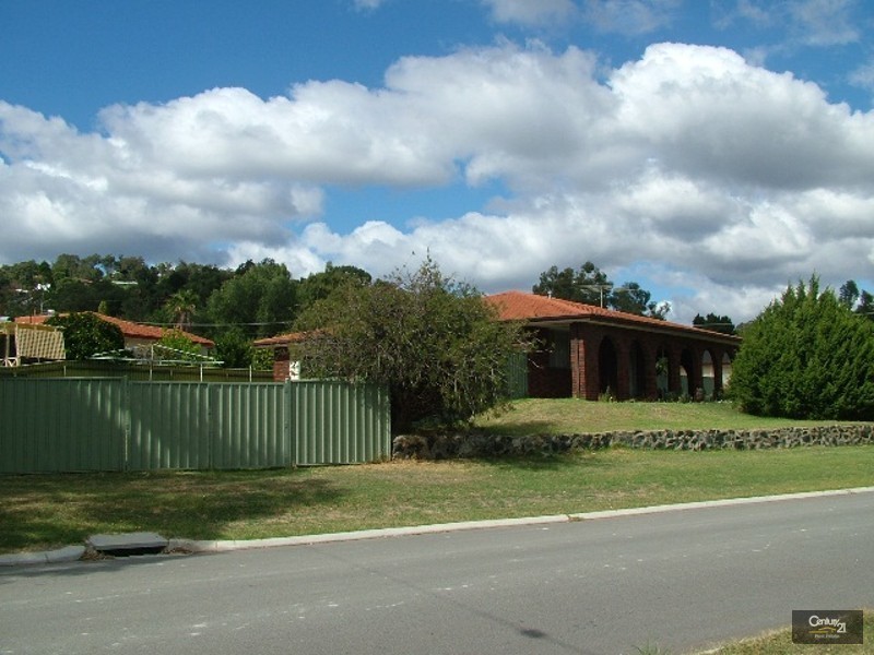 17 Kevin Road, Kelmscott WA 6111