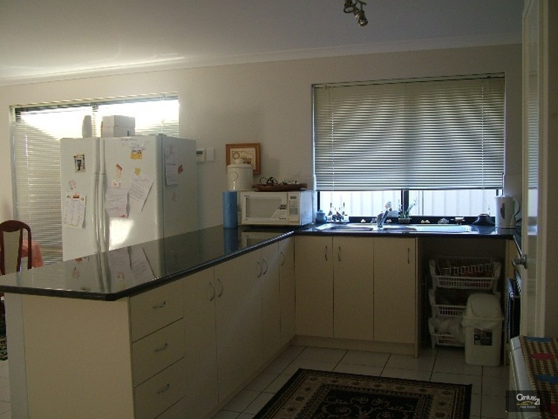 15 Bampton Road, Orelia WA 6167