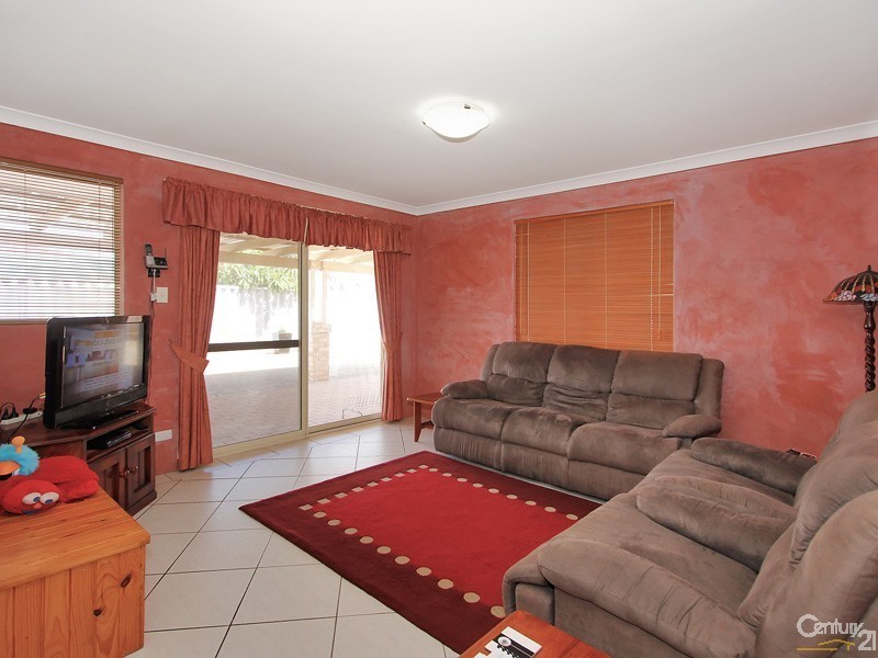 27 Chisholm Circle, Seville Grove WA 6112