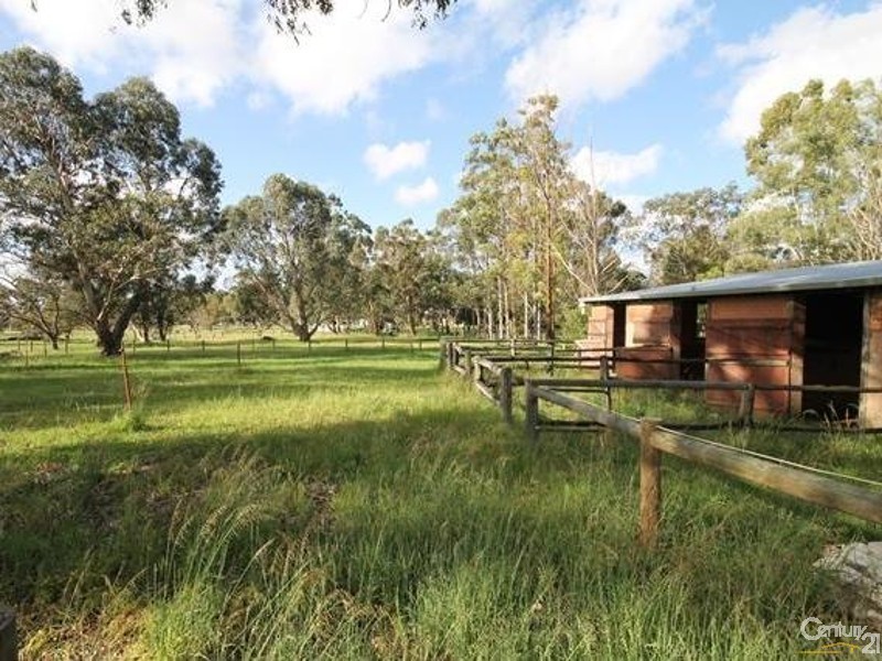 132 McNeil Road, Champion Lakes WA 6111