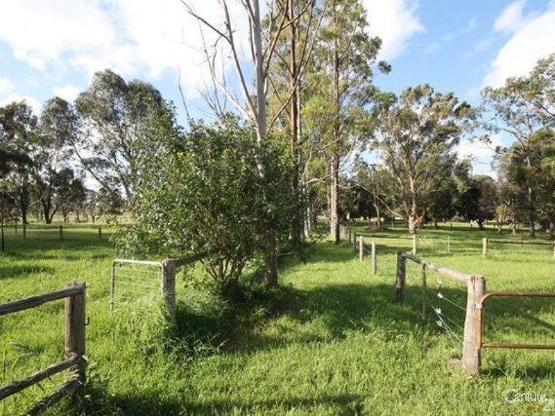 132 McNeil Road, Champion Lakes WA 6111