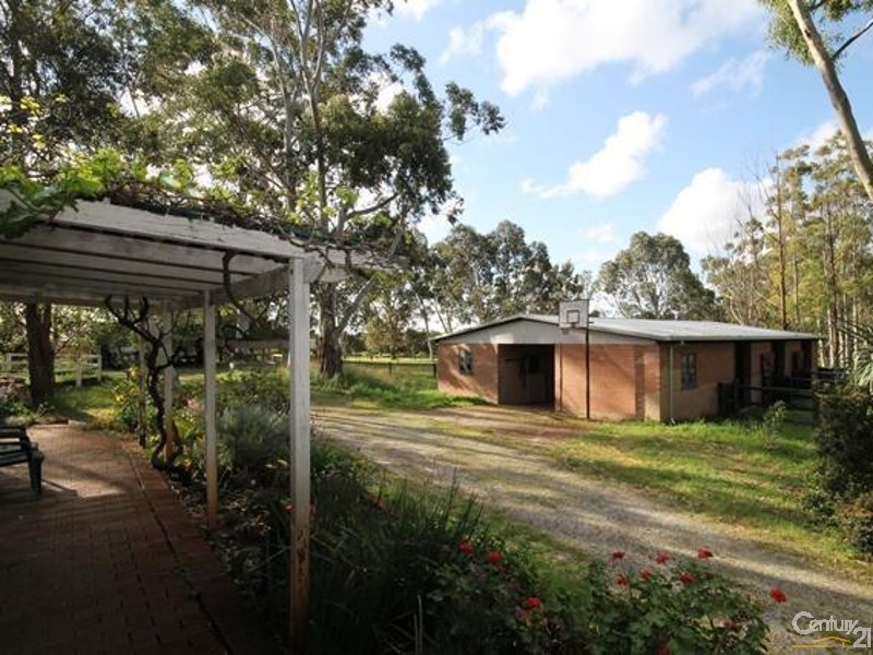 132 McNeil Road, Champion Lakes WA 6111