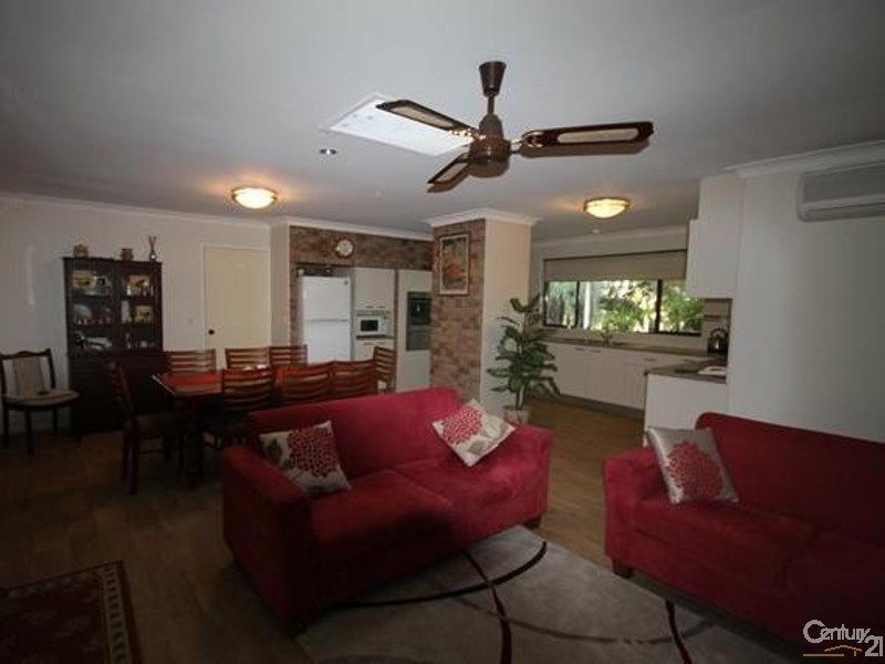 132 McNeil Road, Champion Lakes WA 6111