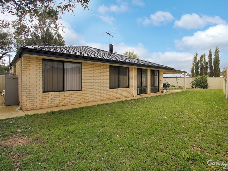 32 Batt Drive, Brookdale WA 6112