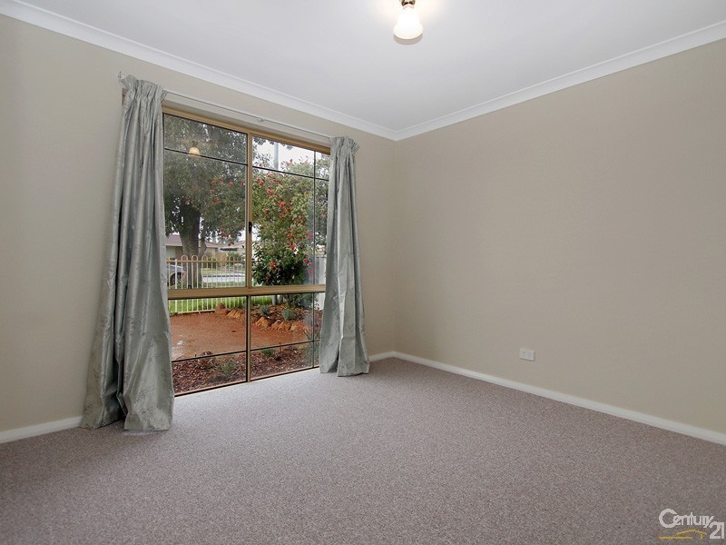 142 Seville Drive, Seville Grove WA 6112