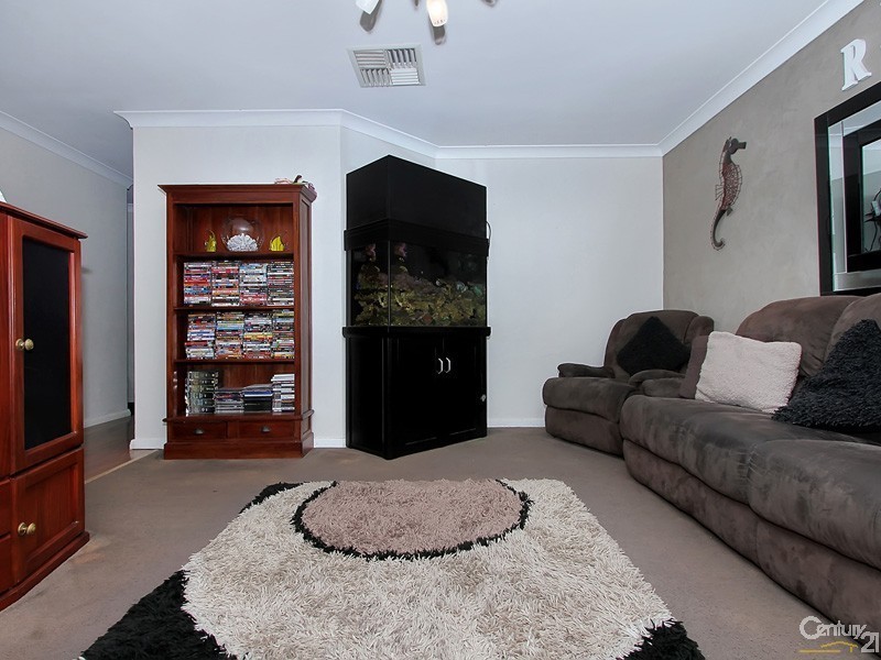 74 Ravenscroft Way, Kelmscott WA 6111