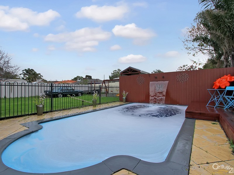 74 Ravenscroft Way, Kelmscott WA 6111