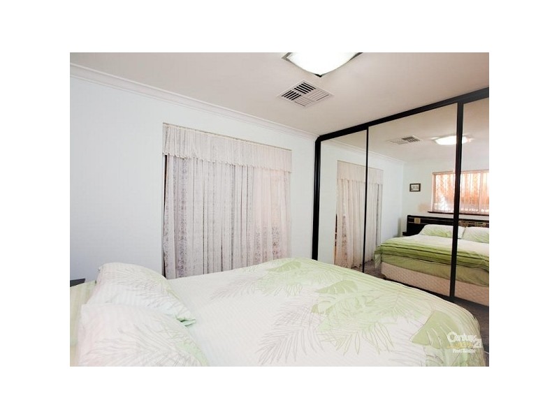 17 St Georges Avenue, Champion Lakes WA 6111