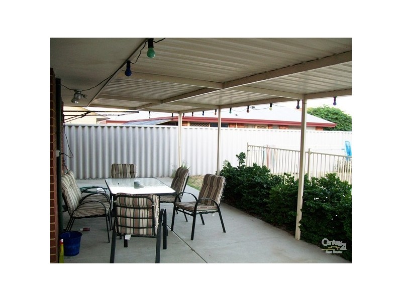 4 Beard Place, Queens Park WA 6107