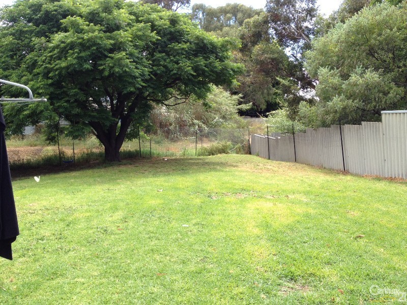 8 Westfield Street, Maddington WA 6109