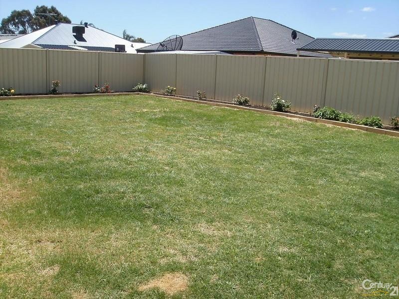 17 Kerrison Parade, Seville Grove WA 6112