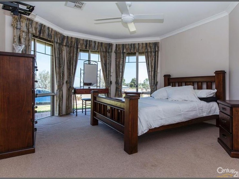 11 Ridge Road, Cockburn Central WA 6164