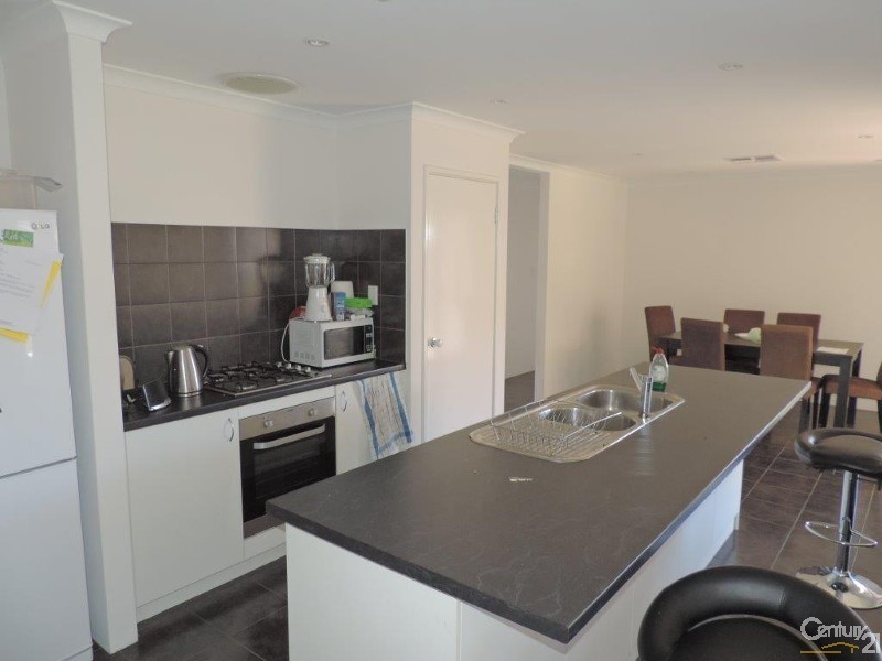 5 Rossiter Avenue, Piara Waters WA 6112