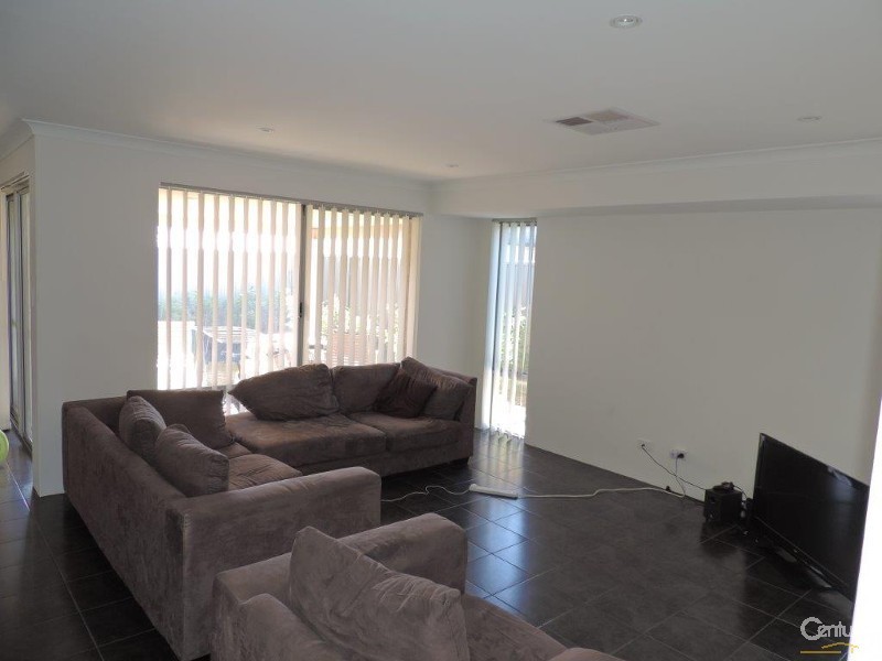 5 Rossiter Avenue, Piara Waters WA 6112