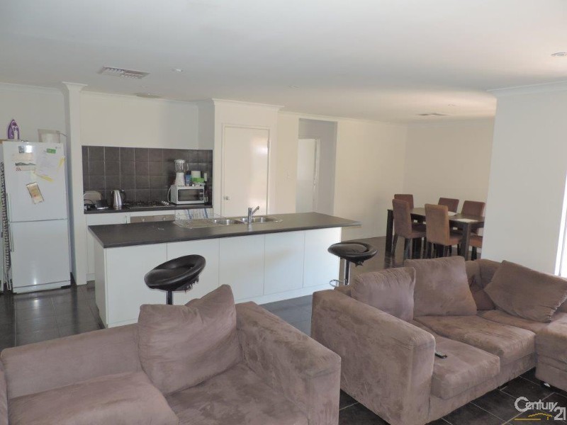 5 Rossiter Avenue, Piara Waters WA 6112