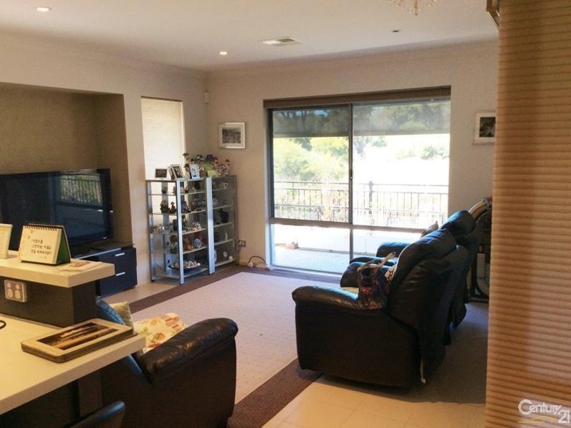 8  Francois Lane, Munster WA 6166