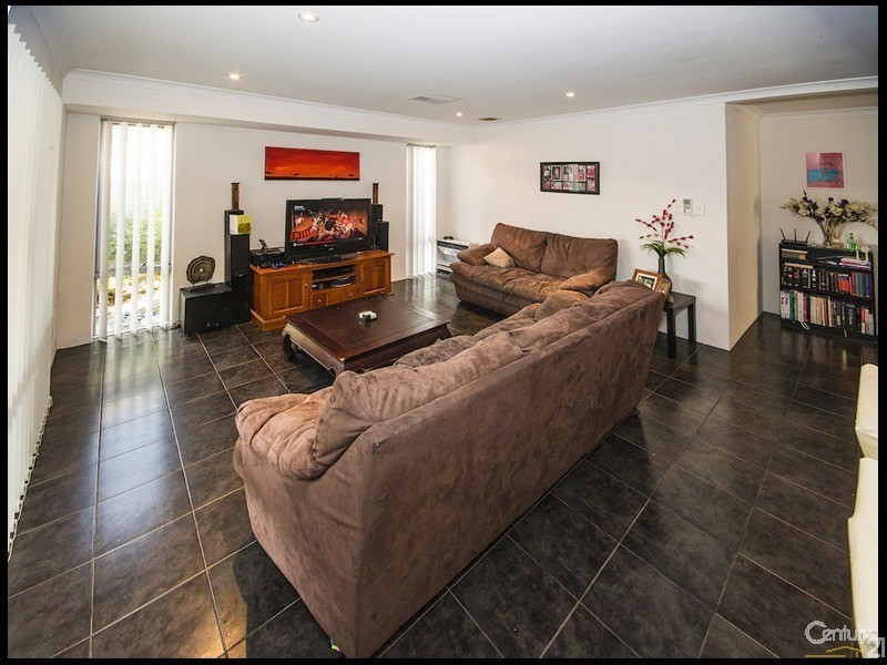 5 Rossiter Avenue, Piara Waters WA 6112