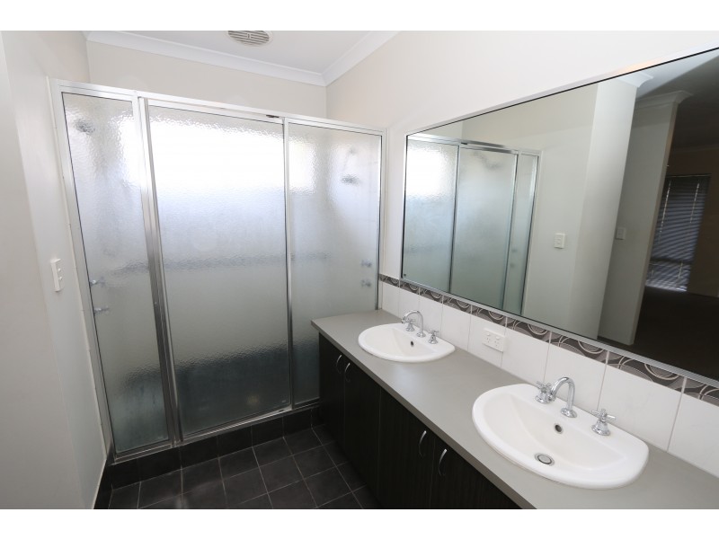 4 Clarence Crescent, Millbridge WA 6232