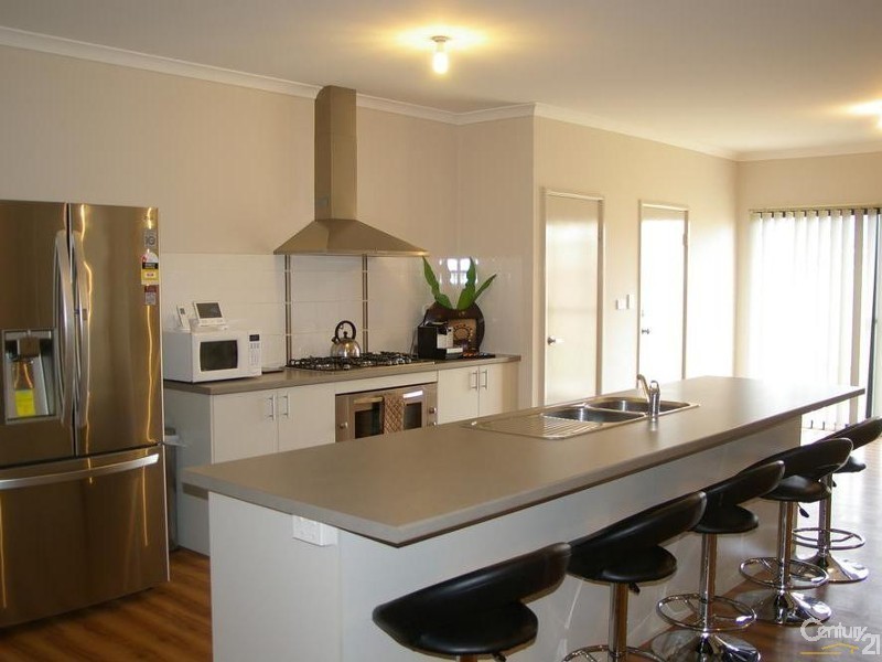 2 Apsley Circle, Millbridge WA 6232