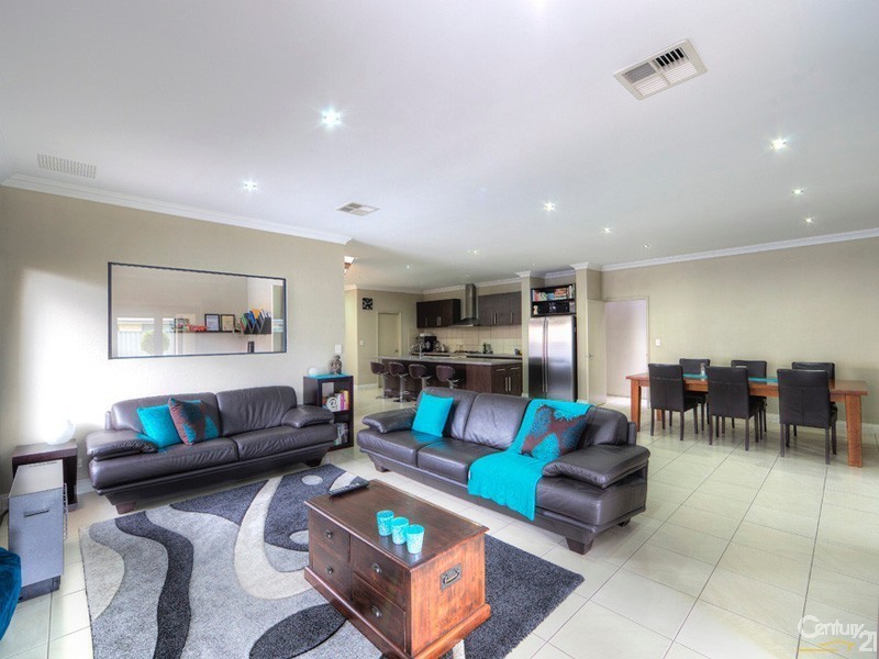 9 Lowell Terrace, Piara Waters WA 6112