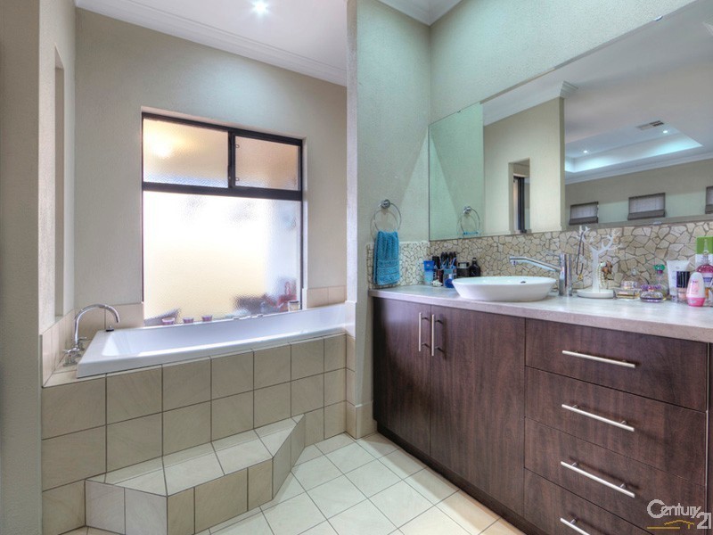 9 Lowell Terrace, Piara Waters WA 6112