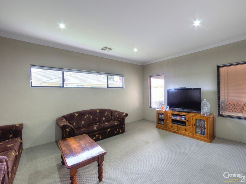 9 Lowell Terrace, Piara Waters WA 6112