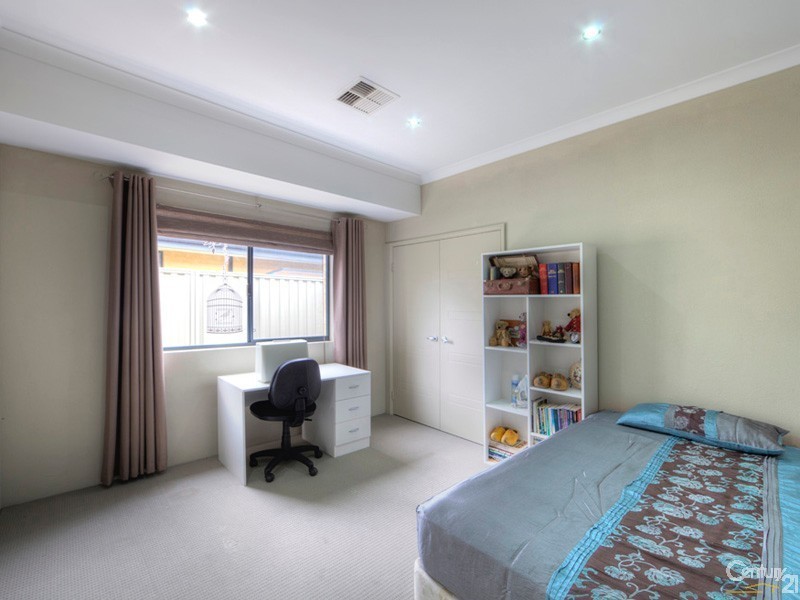 9 Lowell Terrace, Piara Waters WA 6112