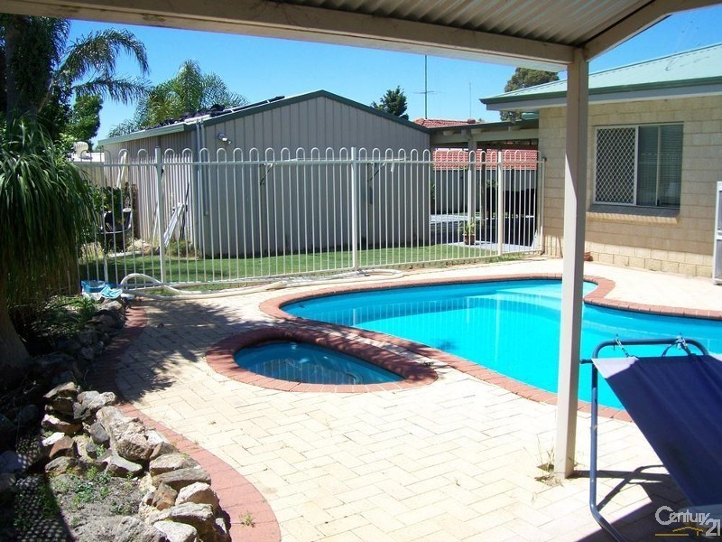 12 Christchurch Place, College Grove WA 6230