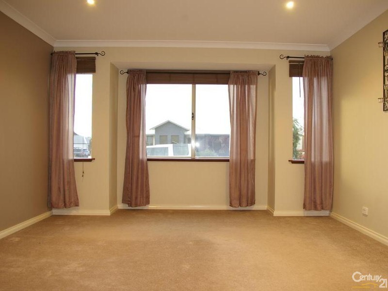 11 Tonkin Fariway, Dalyellup WA 6230