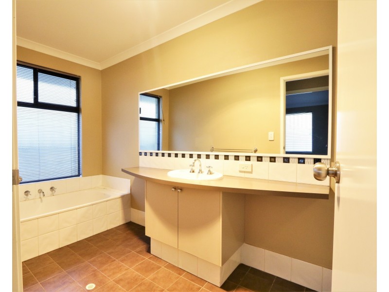 21 McMillan Drive, Dalyellup WA 6230