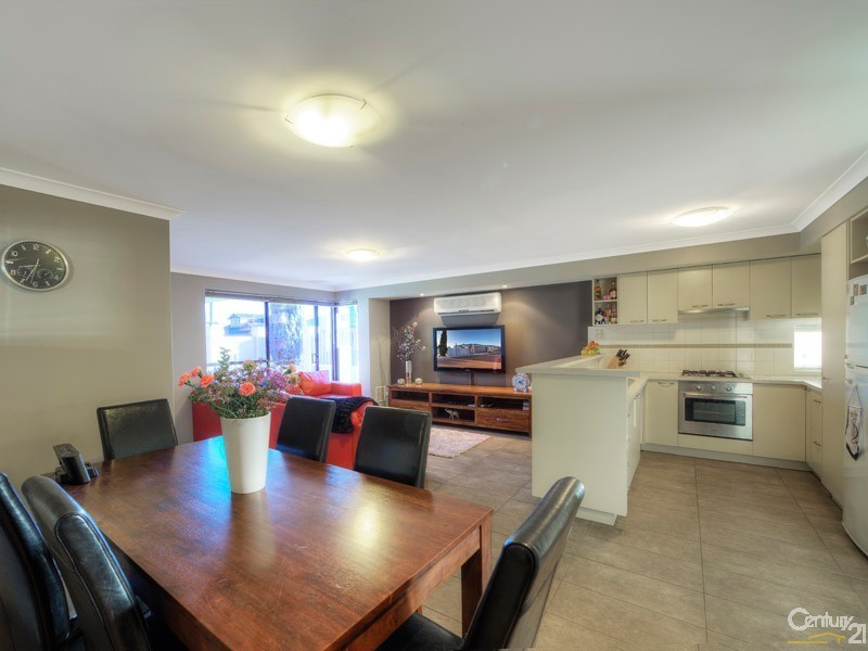 25 Yarra Promenade, Hammond Park WA 6164