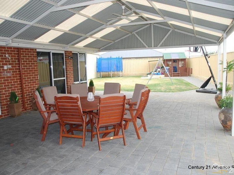 32 Illawarra Drive, Millbridge WA 6232