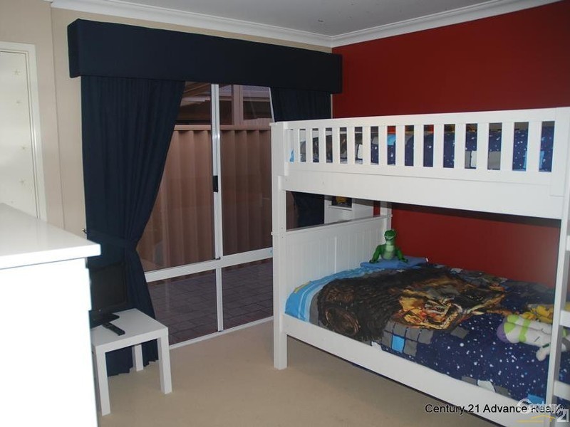 32 Illawarra Drive, Millbridge WA 6232