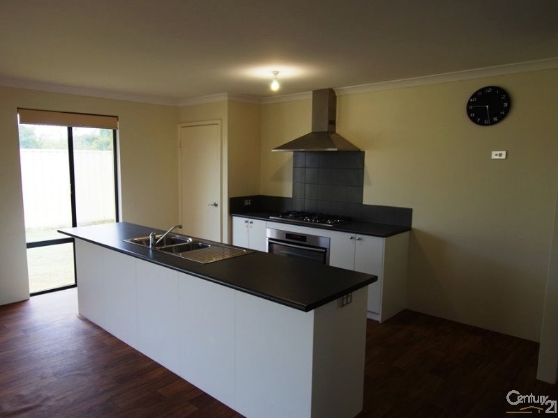 27 Lakeside Drive, College Grove WA 6230