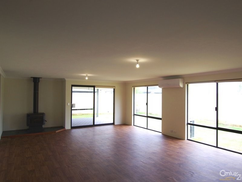 27 Lakeside Drive, College Grove WA 6230