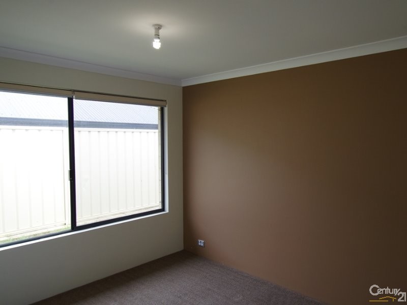 27 Lakeside Drive, College Grove WA 6230