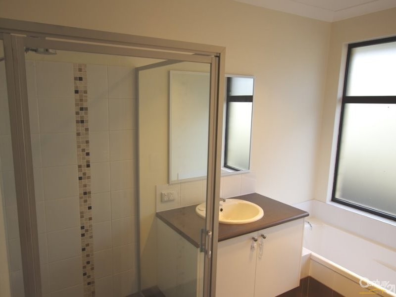 27 Lakeside Drive, College Grove WA 6230