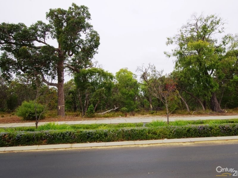 27 Lakeside Drive, College Grove WA 6230