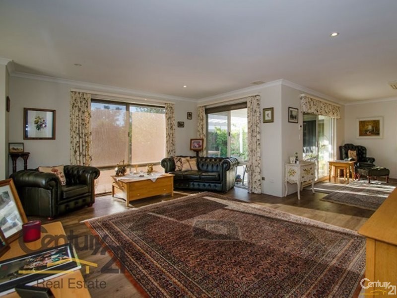 8 Oxley Pass, Dalyellup WA 6230