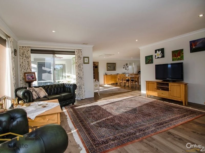 8 Oxley Pass, Dalyellup WA 6230