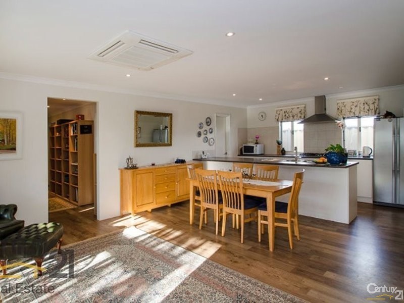 8 Oxley Pass, Dalyellup WA 6230